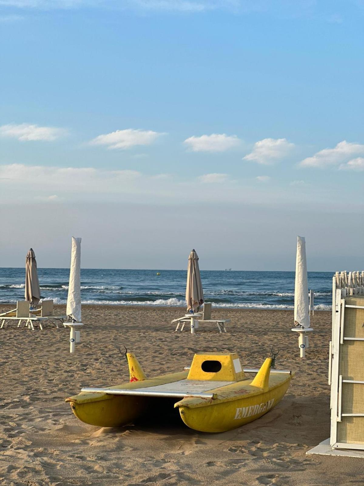 Hotel Neyra Beach Ріміні Екстер'єр фото